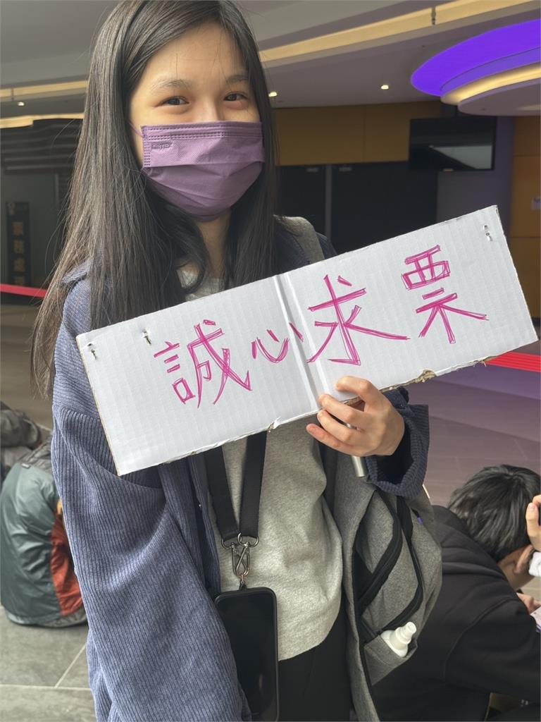 周杰倫大巨蛋今晚開唱!粉絲頭戴工地帽現場求票 喊話:準備爬下水道