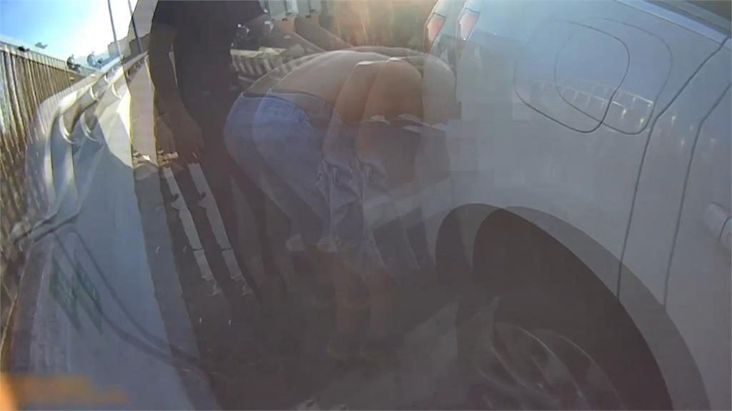 男駕車失控撞分隔島卡機車道　警搜出毒品懷疑毒駕上路