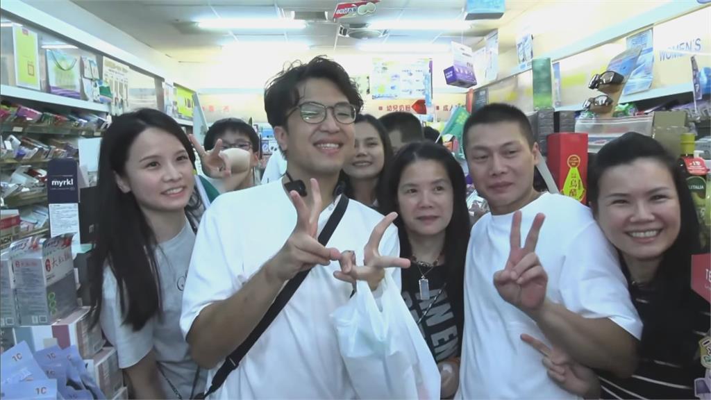 快新聞／「洋流」買爆延三夜市！沈伯洋快閃擋不住朝聖潮　騎樓寸步難行