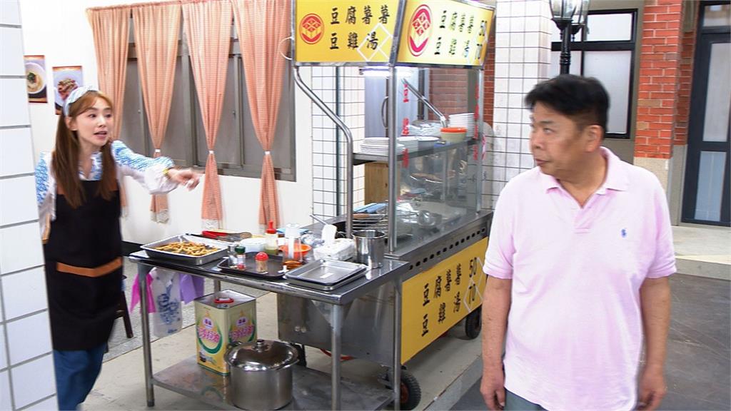 《豆腐媽媽》導演馮凱突襲客串「最狂奧客」!曾子益故意慢半拍偷看NG