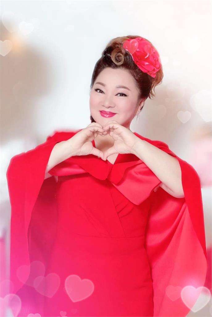68歲白冰冰曬絕美嫩照!黑白底片難掩「清秀美顏」感嘆:生在被祝福世代