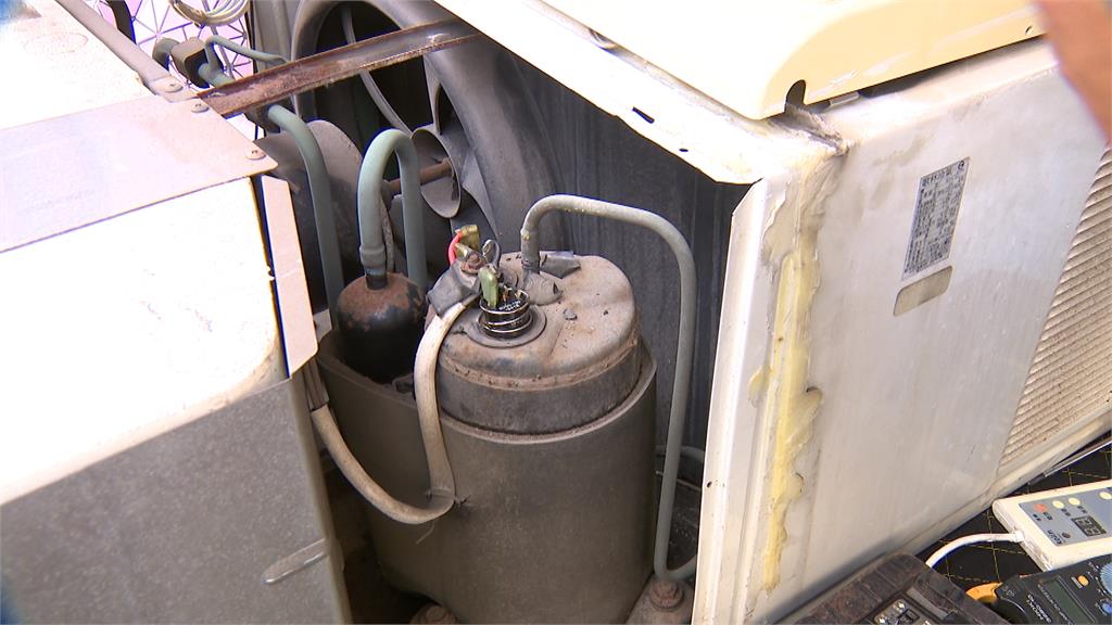 冷氣未運轉突冒煙爆炸 男拔掉插頭險釀火災
