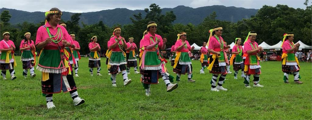 台東關山阿美族聯合豐年祭 抓豬競、.千人大會舞熱鬧展開