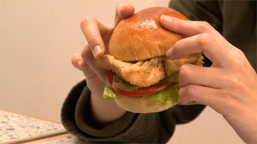 半導體業者搶進速食商機 選用在地食材推超狂「龍蝦漢堡」