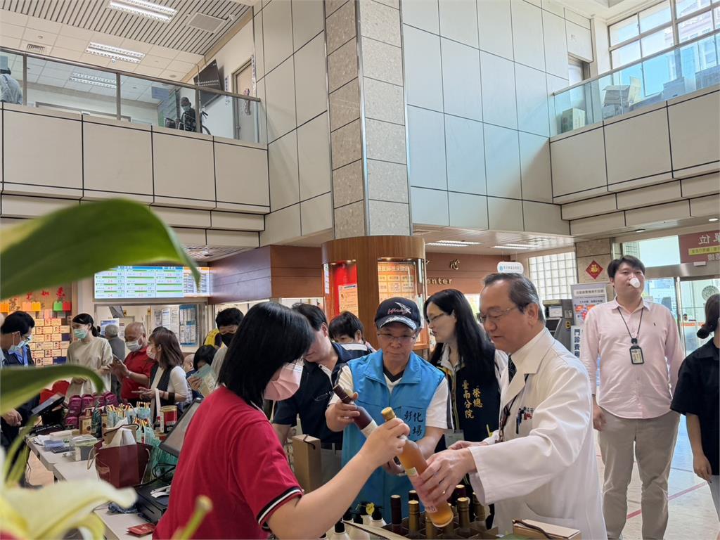 母親節前慰勞醫護人員！退輔會農產品前進高榮台南分院