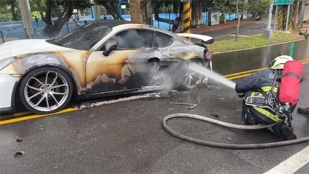 保時捷開到半路「火燒車」! 駕駛、乘客急下車幸無傷亡
