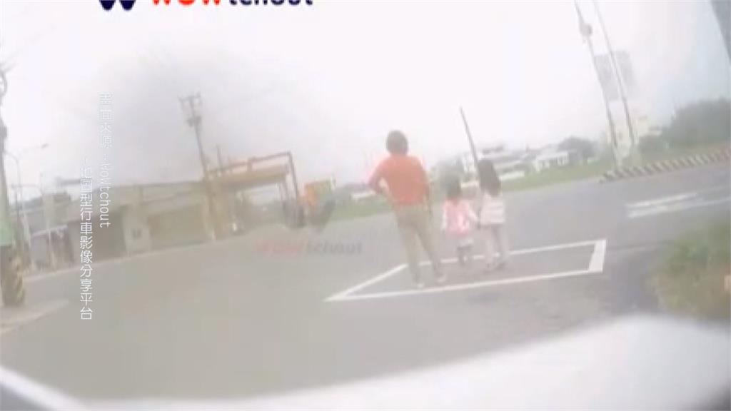 彰化奇景? 婦帶童「站待轉區」等紅燈 民眾:行人也要待轉?