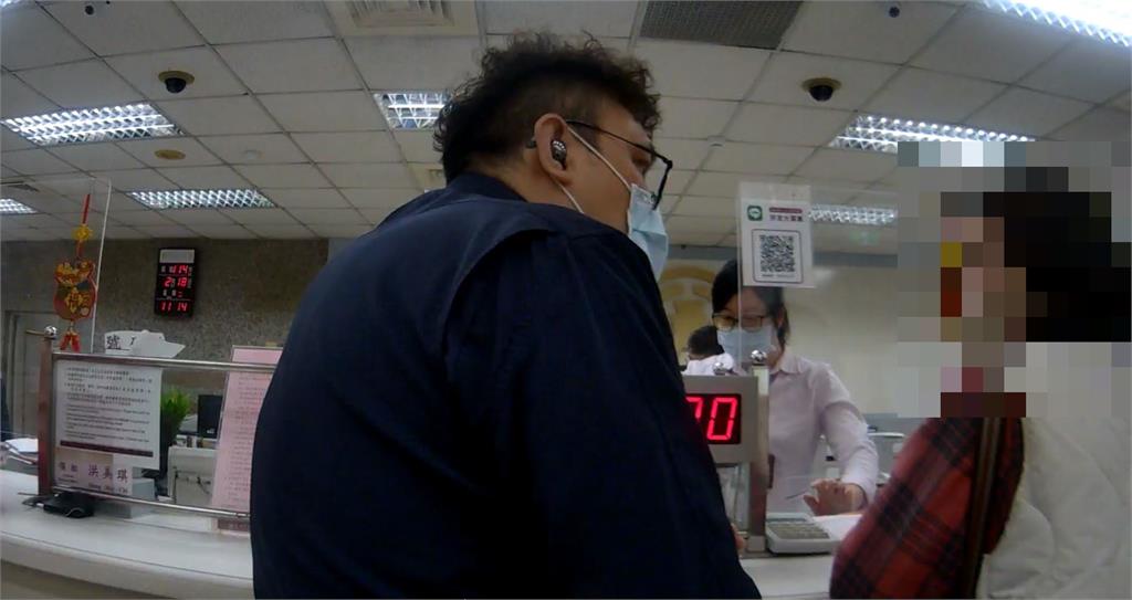 詐團教7旬婦匯款「不要邊看手機」 仍被行員識破保住20萬