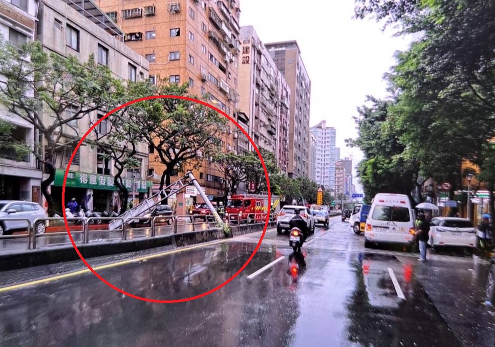 快新聞/碰!北市號誌桿竟成「巨斧」 砸中對向車輛畫面曝光