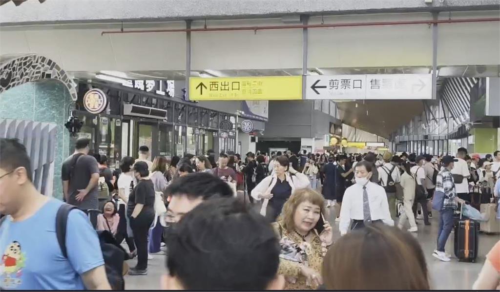 花蓮大雨沖「斷電車線+土石淹鐵道」 和仁至崇德雙向不通