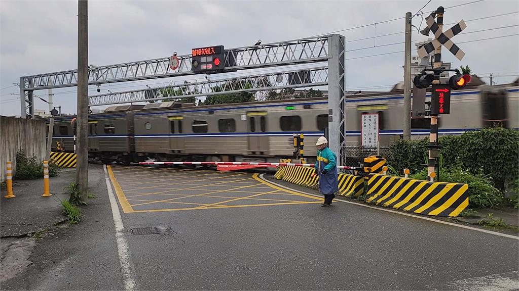 小客車誤闖花蓮平交道 台鐵:未規定告發無法開罰