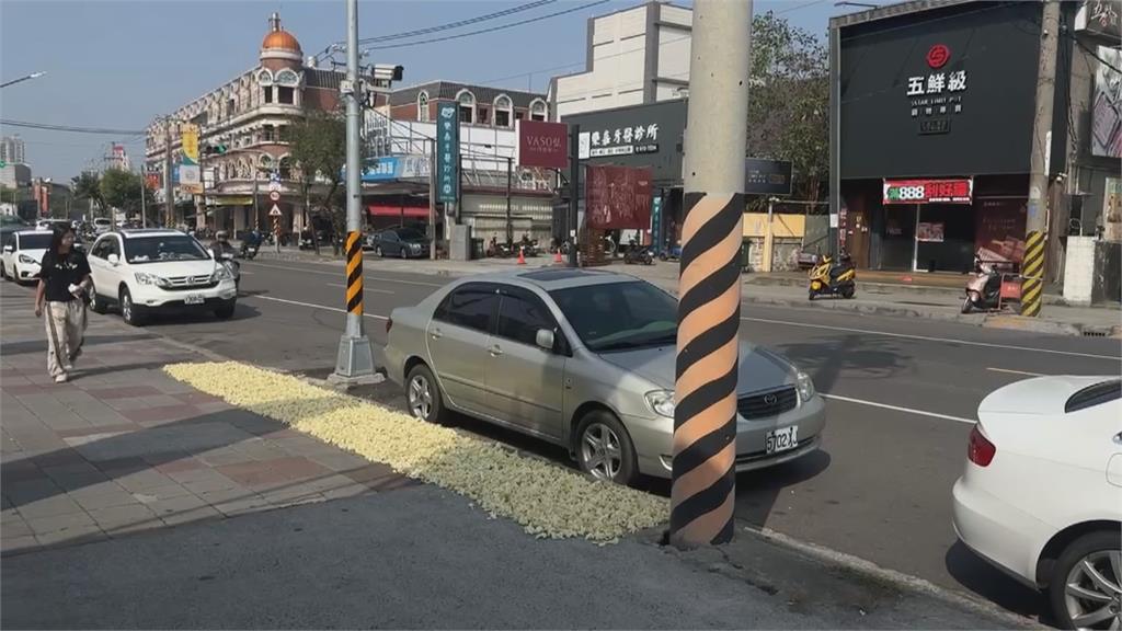 在地美食？花椰菜「丟地曝曬」　蒼蠅狂飛　店家：自己要吃的