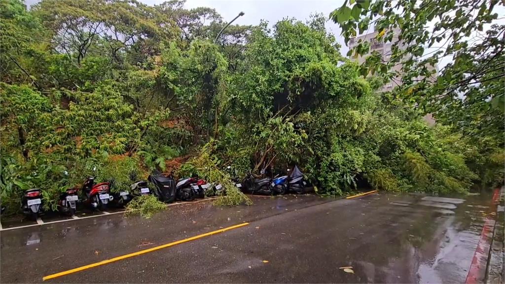 基隆清晨豪大雨　新豐街社區土石崩落　掩埋多輛機車