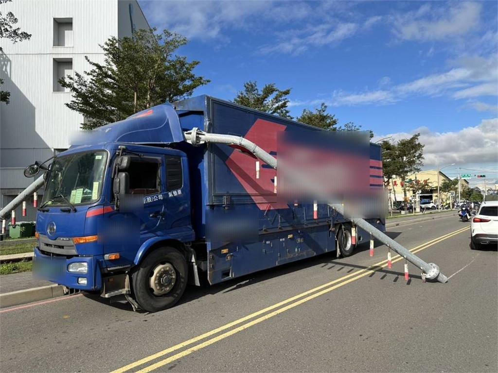 悚!大貨車撞垮限高架「猛砸對向車」 1駕駛受傷送醫