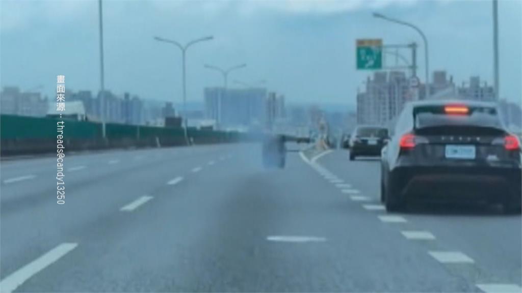台74線驚見無敵風火輪 貨車輪胎掉車道"邊滾邊起火"