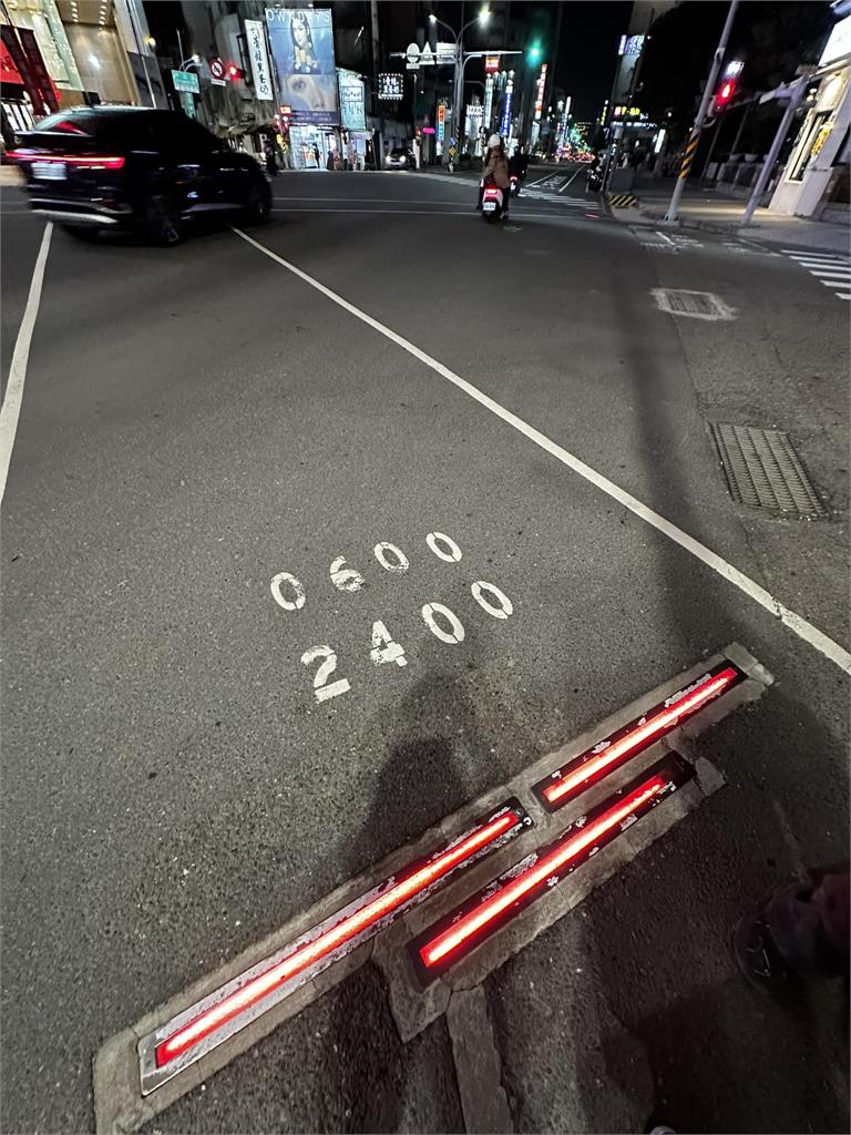 他過馬路腳踩「神祕裝置」太前衛被嚇爛!在地人一看秒懂:為了低頭族誕生