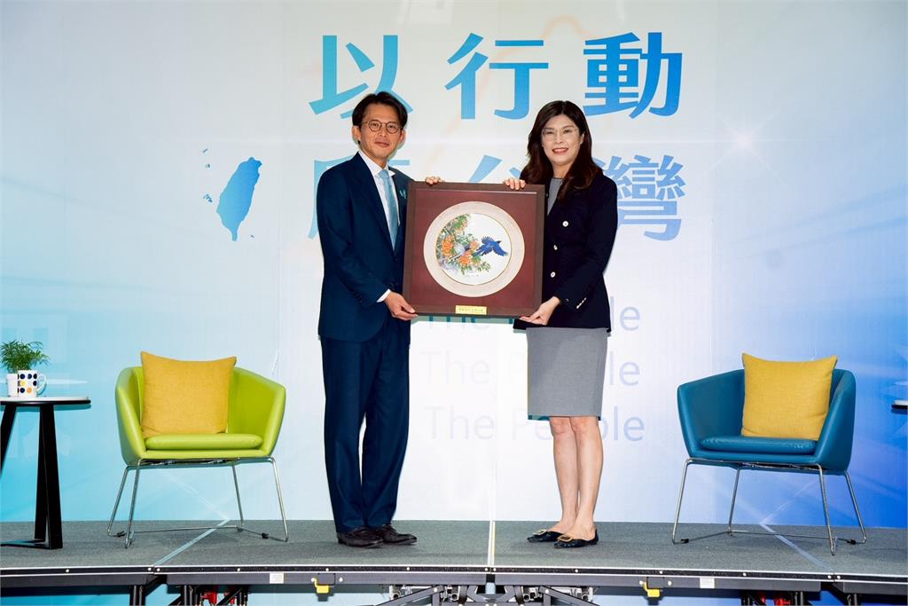 快新聞／偷臭？黃國昌會鄭麗文送「這物」　網笑：諷她腦袋裝水泥嗎