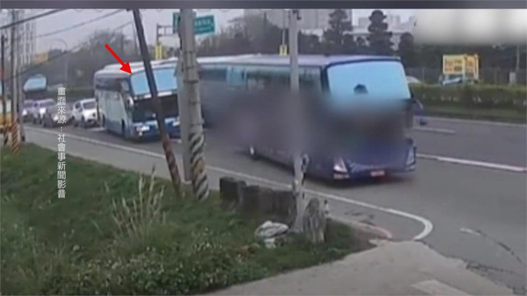 遊覽車聯合搶車道？　網友諷：籃球擋拆戰術