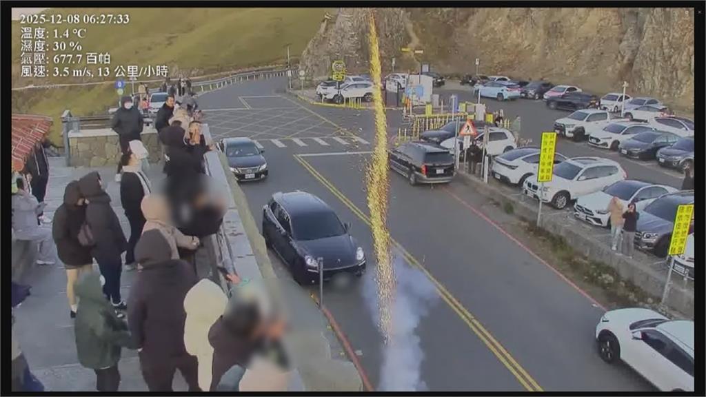 男衝武嶺亭放煙火! "火花四射"民眾急閃避 最高罰3千元