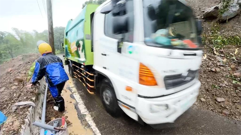 豪雨沖毀水源管線　台南南化居民冒雨碎石邊坡接管