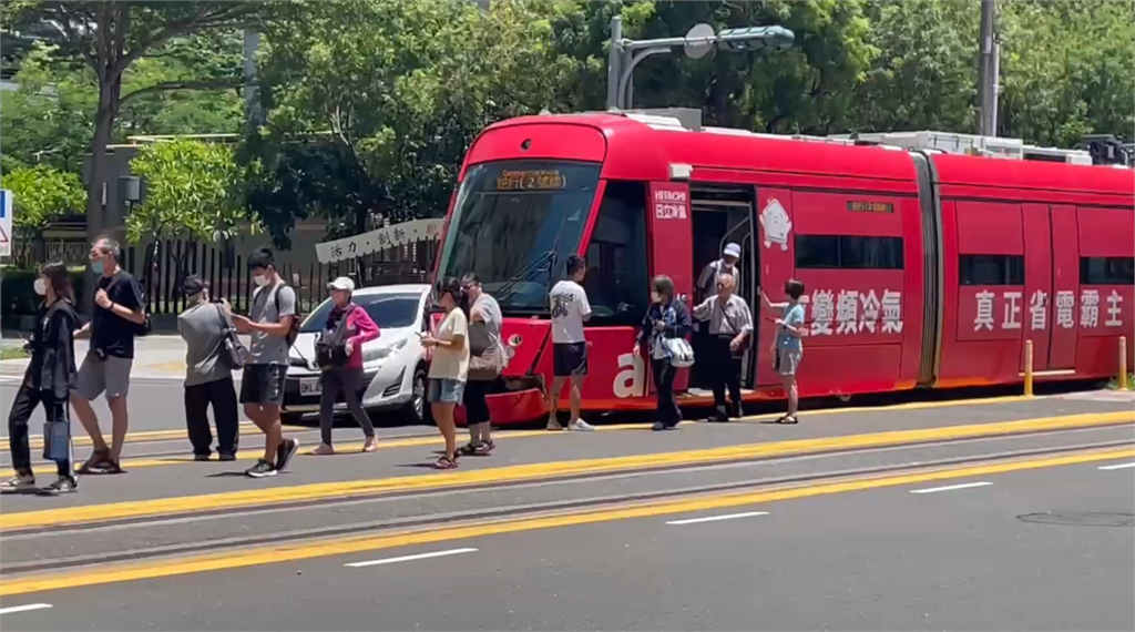 快新聞/疑轎車違規闖軌道 高雄輕軌列車閃避不及擦撞畫面曝