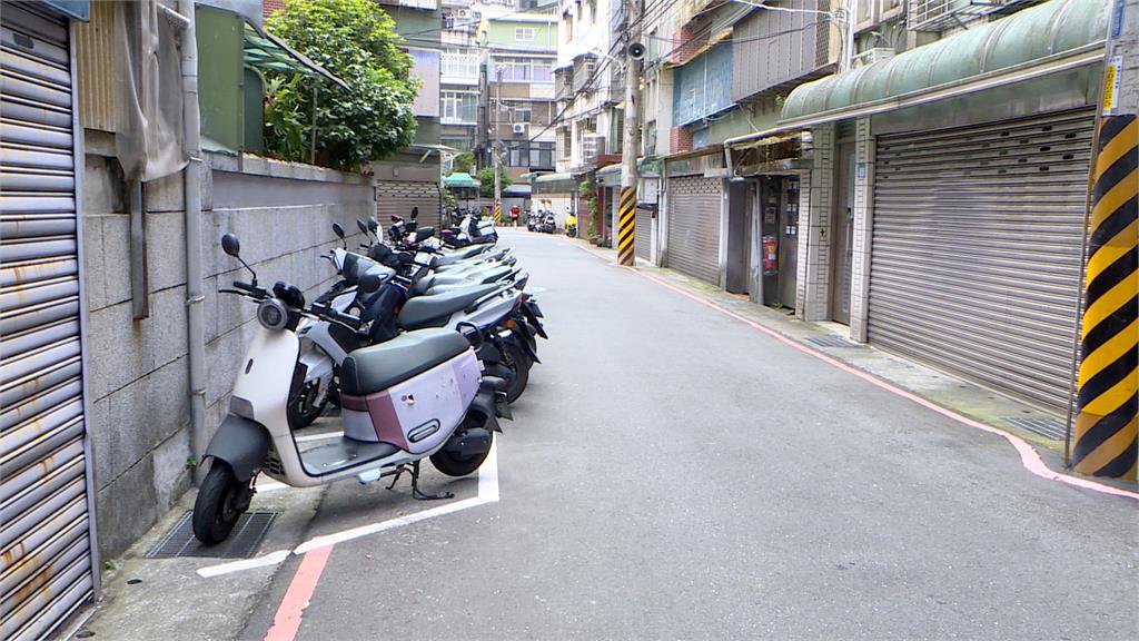 自私男深夜移車直接離去　民眾上班見愛車橫停路中