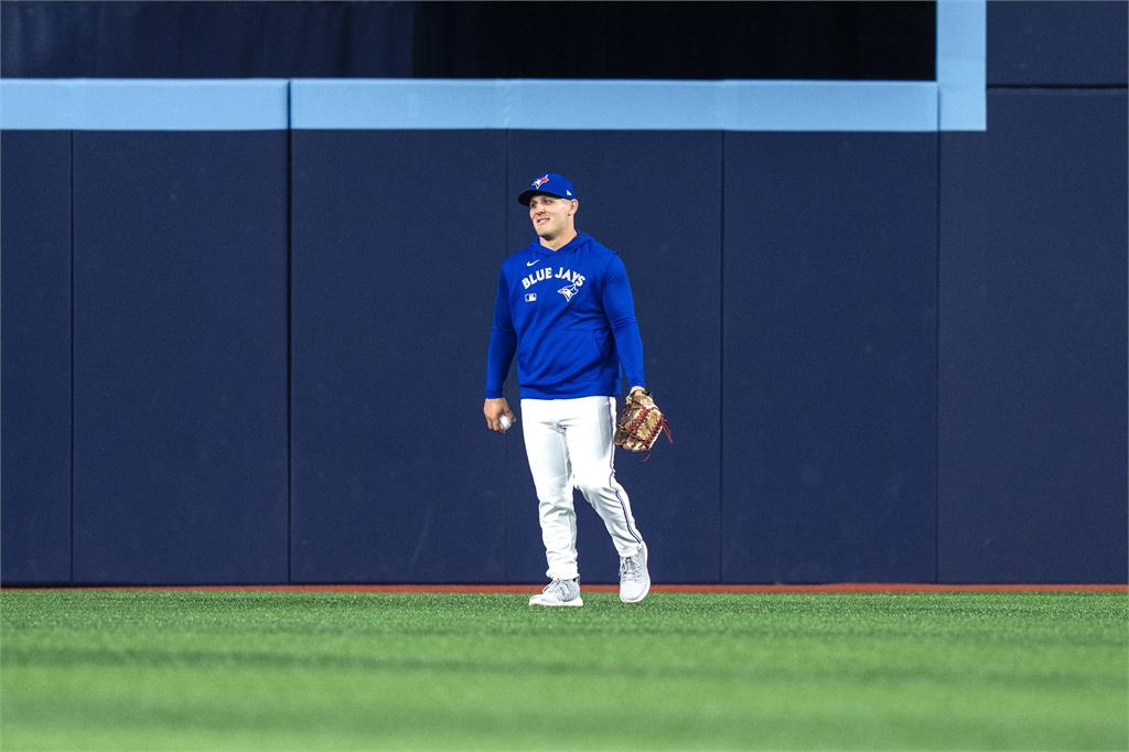 MLB(影)/滑倒在地上打滾竟然神奇接殺!主播直呼太瘋狂 瓦修預約年度最佳美技