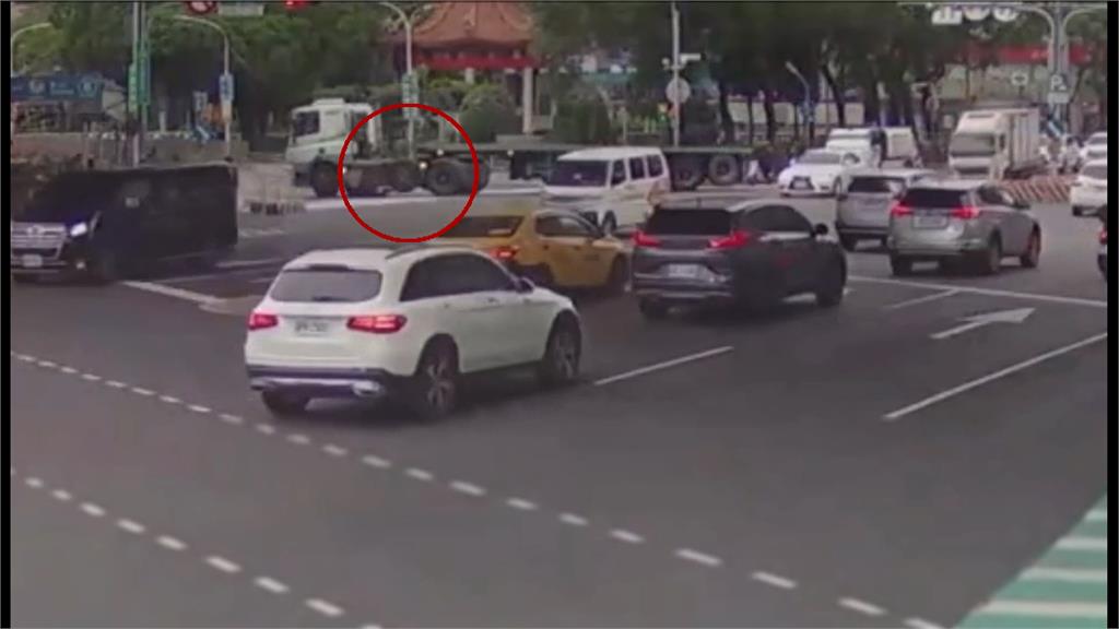 板橋拖板車違規右轉釀禍！　7旬婦遭撞左大腿骨折送醫不治