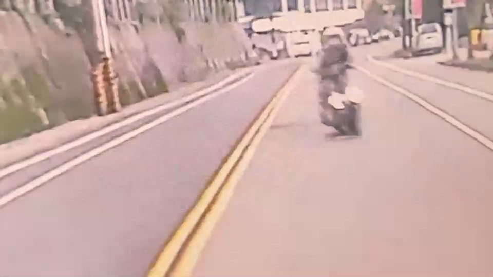 快新聞/基隆海大生不明原因突高速逆向撞公車 到院前無呼吸心跳