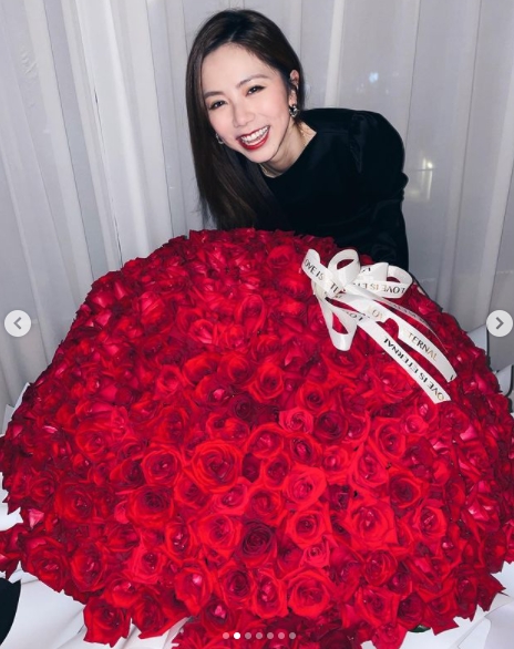 鄧紫棋30歲生日趴　甜收「巨型玫瑰花」宣布喜事：我感覺會很精彩！
