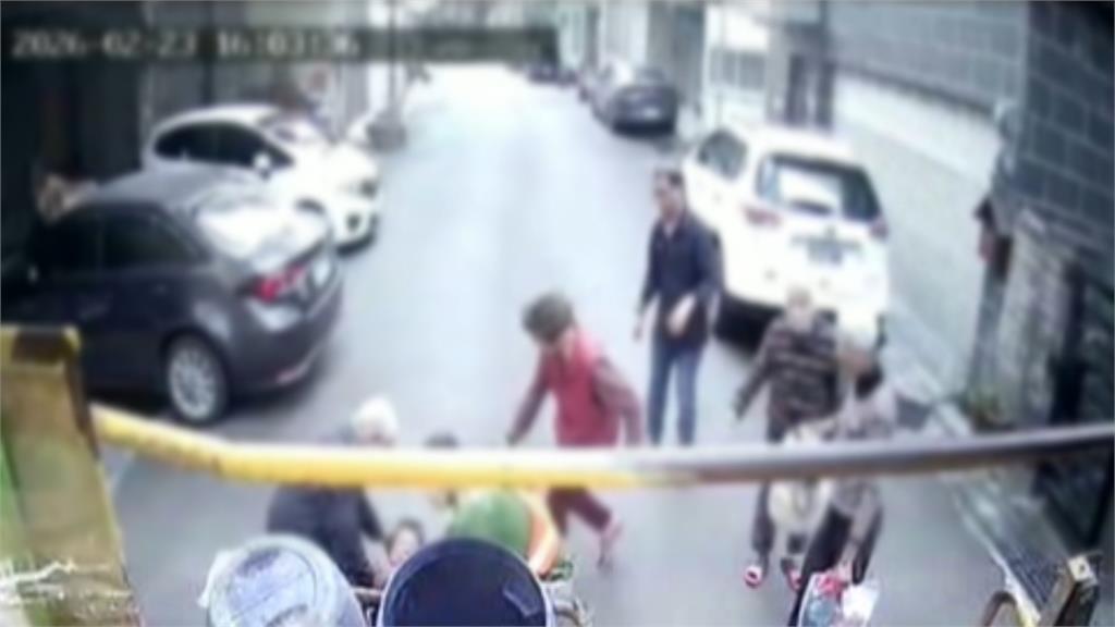 垃圾車後尾斗零件脫鉤突彈起 擊中85歲老婦昏迷