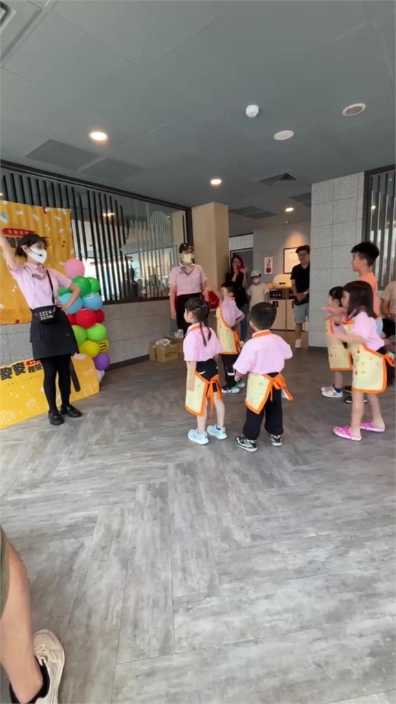 3歲兒當一日經理!「美女店員」握手教收銀 爸爸們暴動:41歲能報名嗎