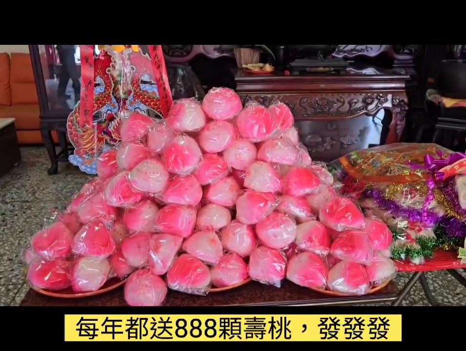 母親83歲大壽收「888」顆壽桃 吊車大王整疊千鈔紅包示孝心:長壽200歲啦