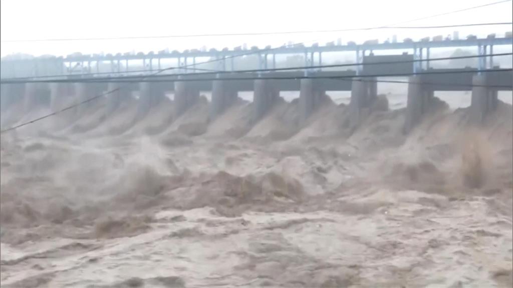 喀什米爾暴雨洪水氾濫！橋梁岌岌可危　居民往高處撤離