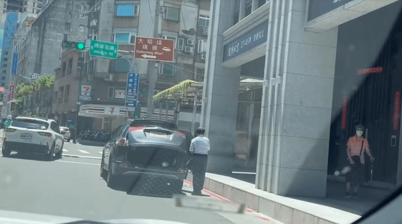多圖/彭振聲愛妻身亡請假庭審!旁人攙扶「神情憔悴」搭車衝回家收行李