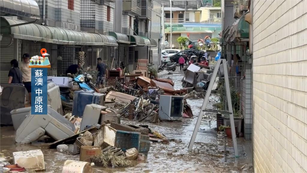 大街滿泥沙! 蘇澳居民忙清家園 整條街成"家具街"