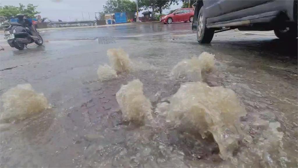 墾丁大街間歇雨勢　瞬間大雨人孔蓋變小噴泉