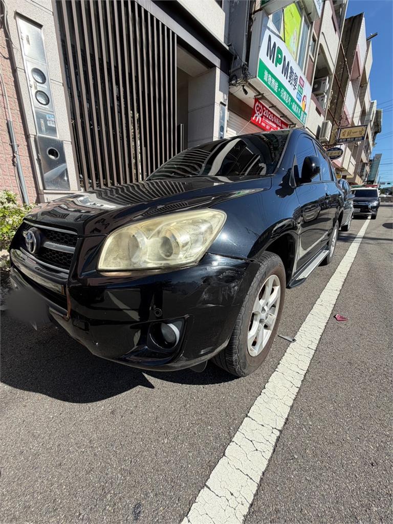 恐怖毒駕在身邊！　肇事騎士「手握電子煙」衝撞路邊2車慘被包夾