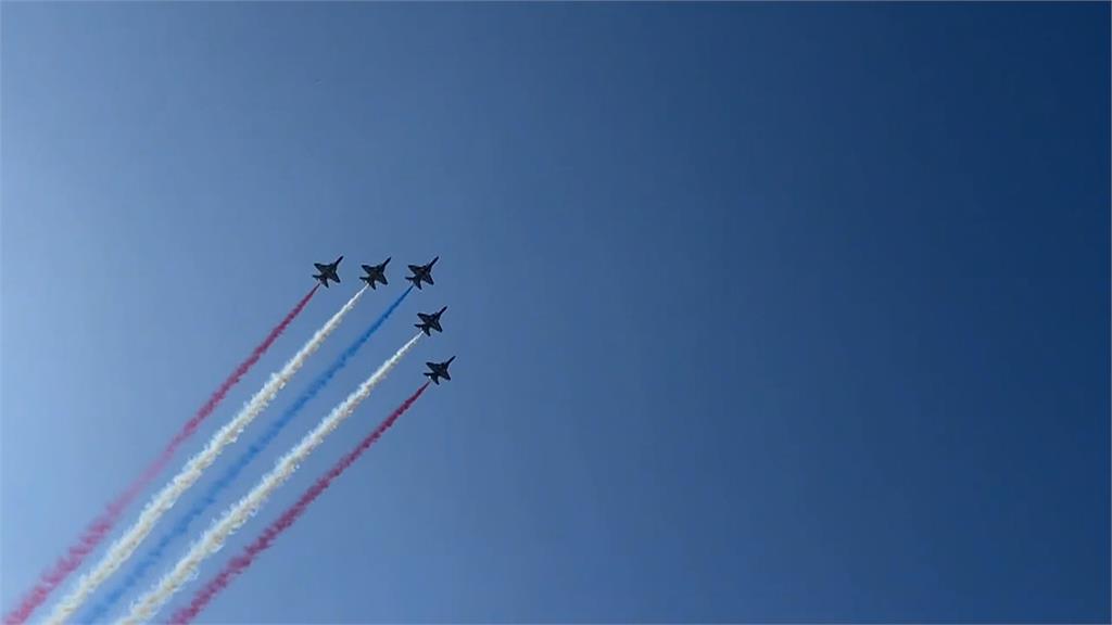 國慶大會總統府前預演　5架勇鷹組雷虎小組噴三色煙衝場