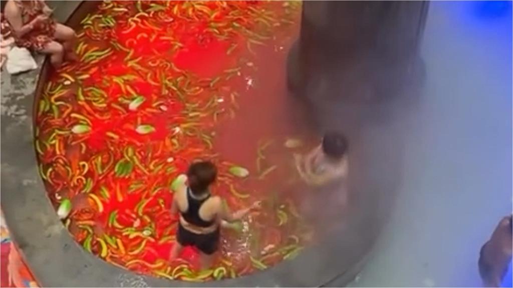 中國驚見「巨大鴛鴦鍋溫泉」遊客裸身變火鍋料!「獵奇涮人肉流出」業者回應了
