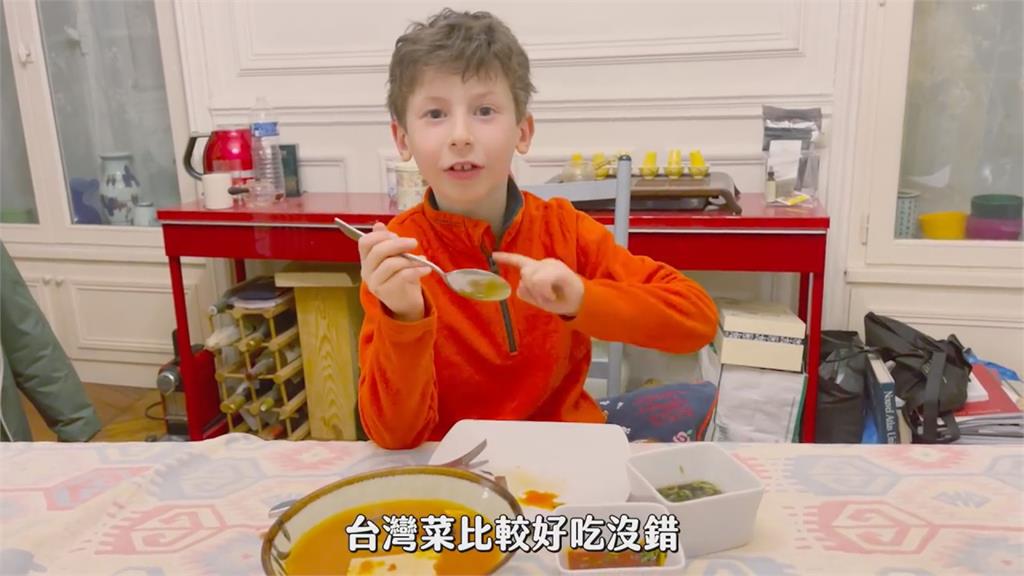 超愛牛肚和鴨血！法國八歲萌弟大啖下水　讚「台灣菜更好吃」融化網友