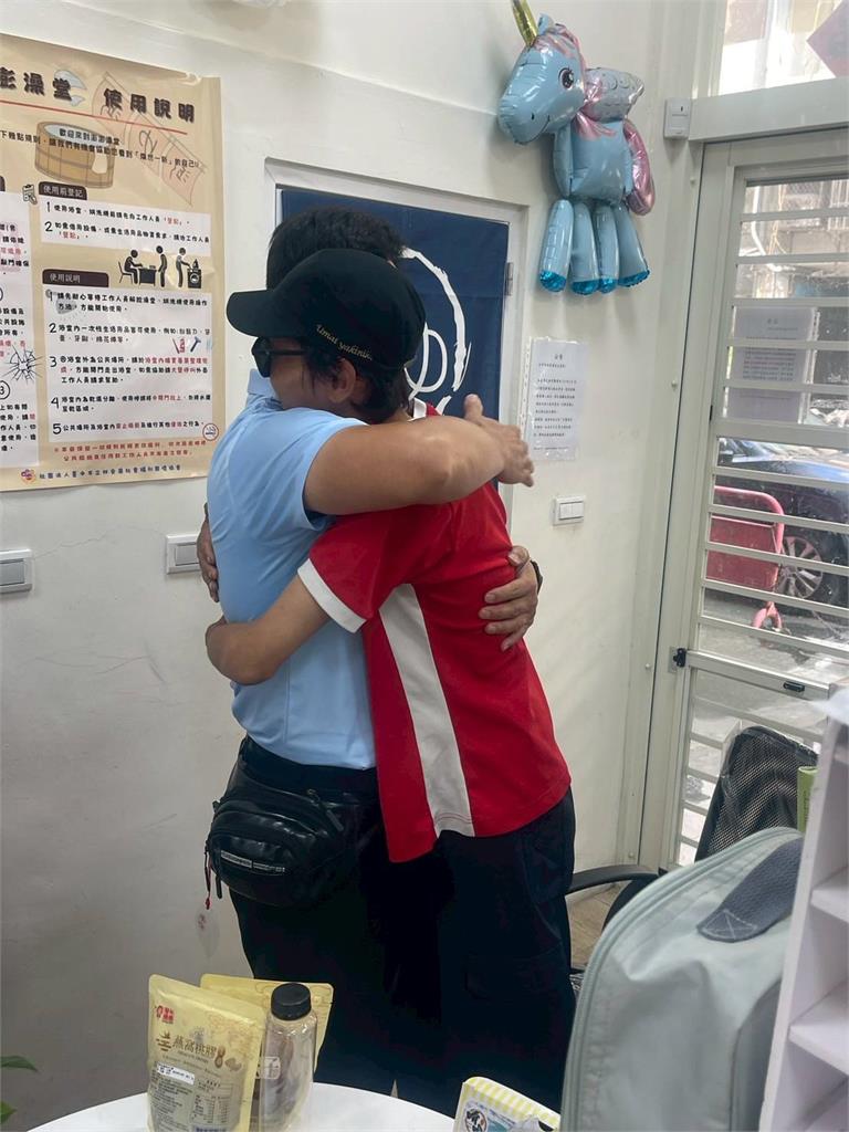 遭父軟禁10多年!台中「黑戶青年」明迎22歲生日 親吐心聲:最近很幸福
