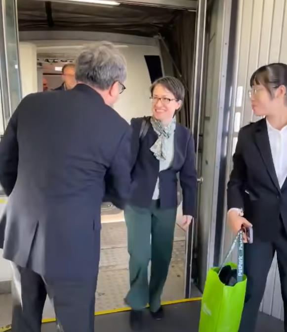 蕭美琴「秘密訪歐」下機畫面曝！謝志偉接機「揭2大關鍵」：機不可失