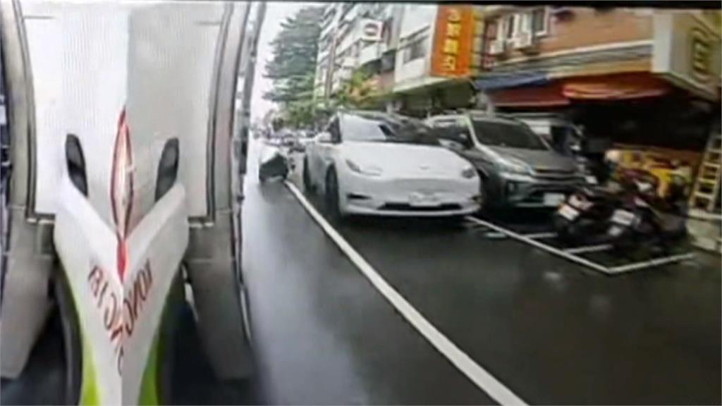台中騎士雨天閃車重摔 警方:轎車準備停車無違規