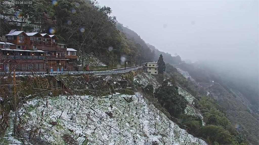 線上賞雪不怕凍傷!最強寒流冰封「陽明山、拉拉山、武嶺」全台雪景直播看這邊