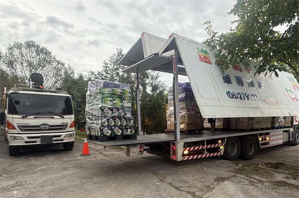 一卡車物資抵達…綠委喊「花蓮我們到了」！網見1食物秒歪樓：好有台南味