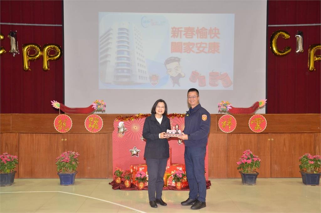 快新聞/任內最後一次赴中正一走春 蔡英文獲超Q「神秘小禮」超吸睛