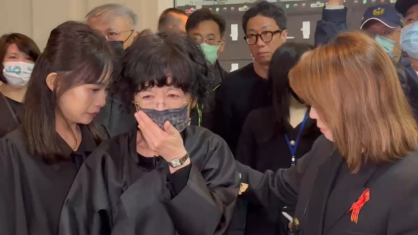 快新聞/陳佩琪緊抱不讓柯文哲離開 哭喊:政治干預司法、迫害人權
