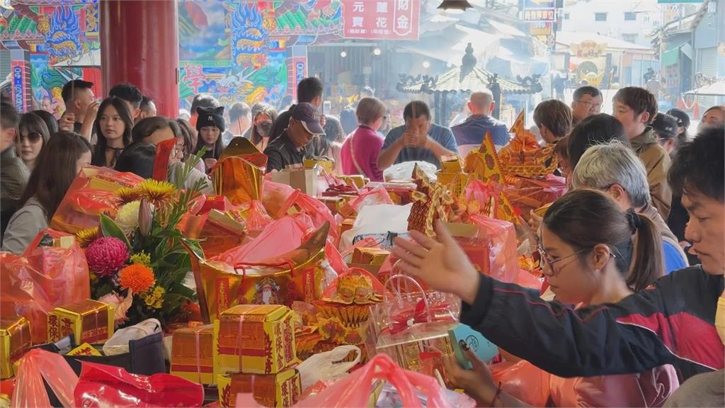 紫南宮「馬年錢母」爆仿冒！ 網售盜版警抄倉庫逮2嫌