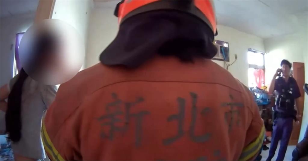 快新聞／怕！新北樹林2幼童攀爬鐵窗屋頂　警消獲報破門搶救成功